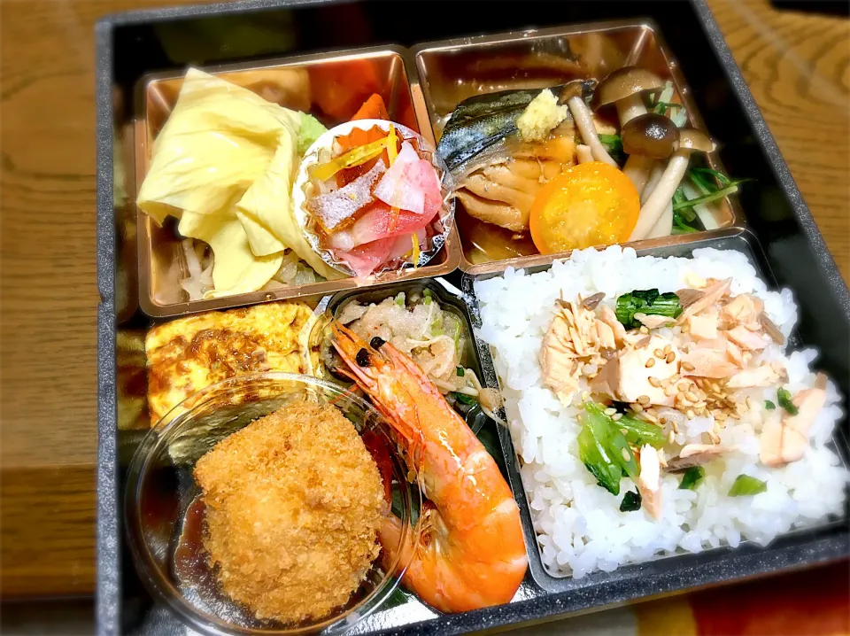 小寒  冬のお弁当。春宝包み、湯葉、とり丸、焼きたまご、きのこおろし和え、鰆の煮付け、鮭と春菊のご飯|リフルシャッフルさん