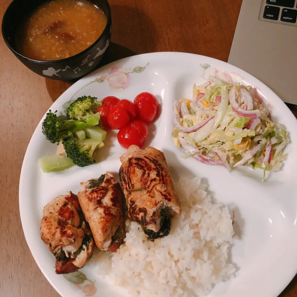 なめこの味噌汁とトマトのマリネとブッコロリとコールスローサラダと梅としそを鶏むね肉で巻いたやつ|薫子さん