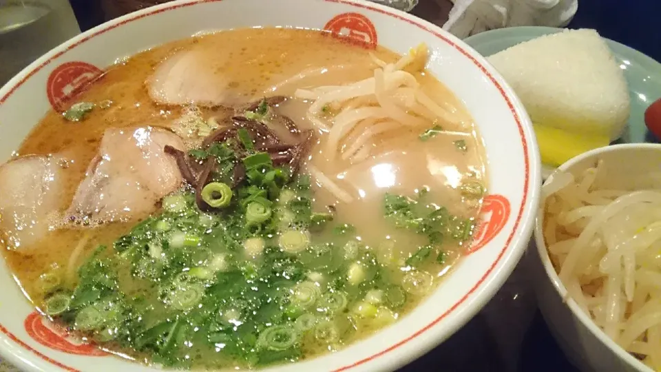 Snapdishの料理写真:【1999年二代目東京進出】
唐そば 渋谷2丁目店
ラーメン（700円）
＋オニギリ1個（50円、沢庵付き）
＋茹もやし（今週の無料サービス）
＠渋谷
20009|大脇さん