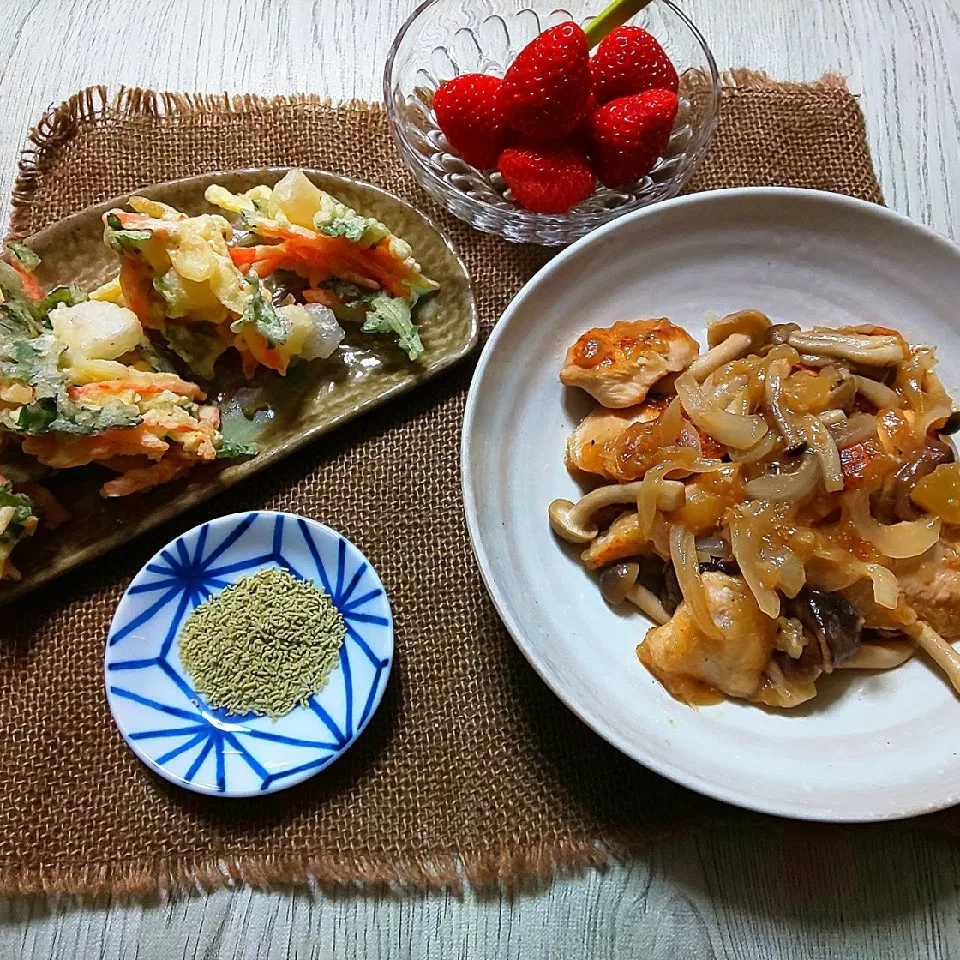 鶏むね肉ときのこの生姜炒め・餅と旬野菜のかき揚げ・まりひめ苺|真希さん