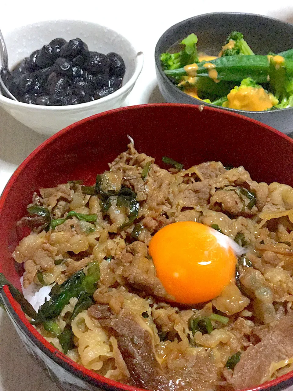 ニラ牛丼、グリーンサラダ、黒豆|Ayaさん