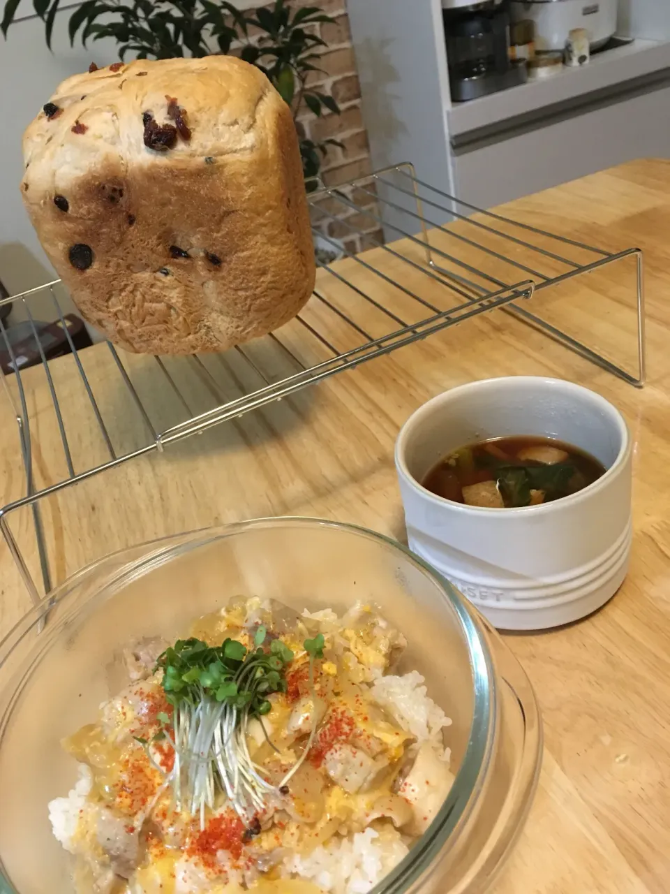 私だけお仕事なので旦那さんの朝ごはん🍞葡萄パンと、お昼ご飯の親子丼&赤だしお味噌汁(´◡`๑)|さくたえさん