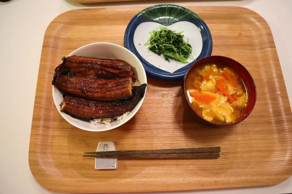 Snapdishの料理写真:今日の夕食 鰻丼、豆苗の塩麹炒め、人参と卵の味噌汁|pinknari🐰🌈さん