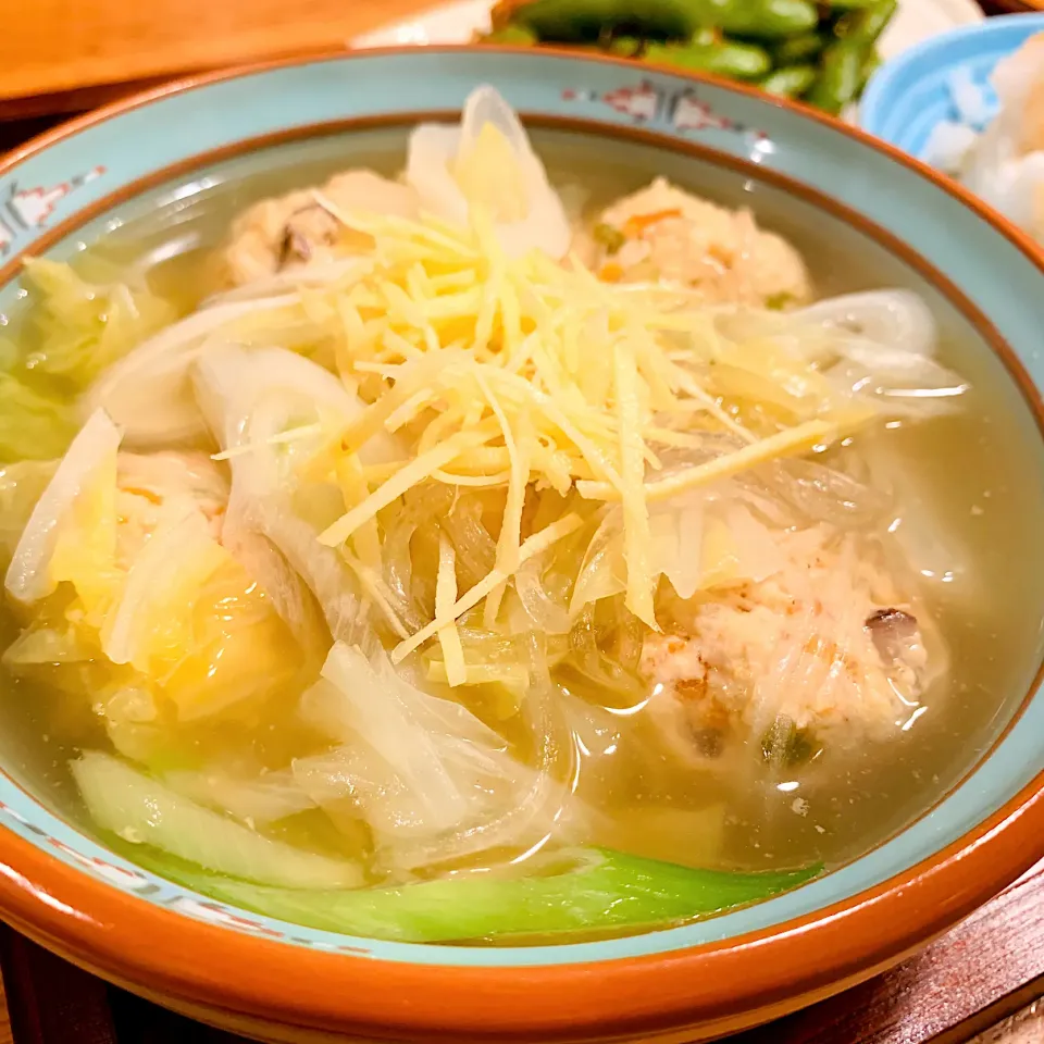 鶏肉団子スープ🐔鶏団子に椎茸、人参、ネギ、生姜入り✨具に白菜、春雨、白ネギ、肉団子。仕上げは針生姜|いちごさん