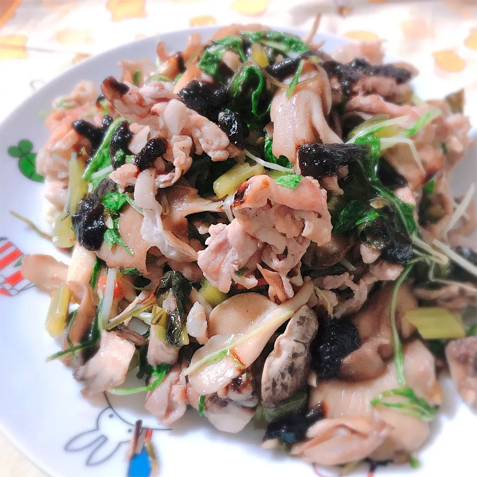 残りものメニュー✧豚肉と舞茸の炒め物✩⃛∗*ﾟ大好きな野沢菜こんぶと海苔の佃煮があったのでのっけました✩⃛∗*ﾟアクセントにごま油を少々…|ぁゃ🍃さん