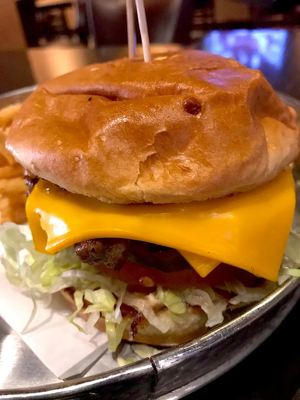 クラシックチーズバーガー！しかしアメリカ人はハンバーガーが好きだなぁ。@ロサンゼルス ClaimJumper|Tomyさん