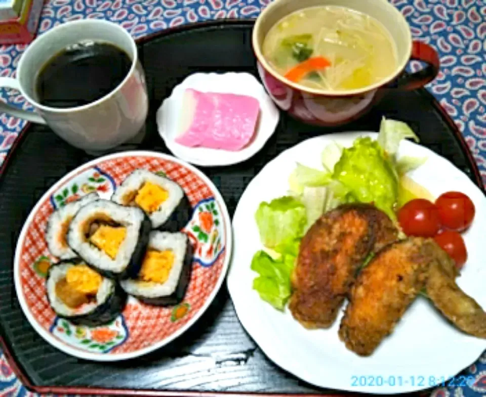 よねばーばの朝ごはん
鶏手羽先の唐揚げ
巻き寿司
野菜スープ
蒲鉾、コーヒー|yoneばーばさん