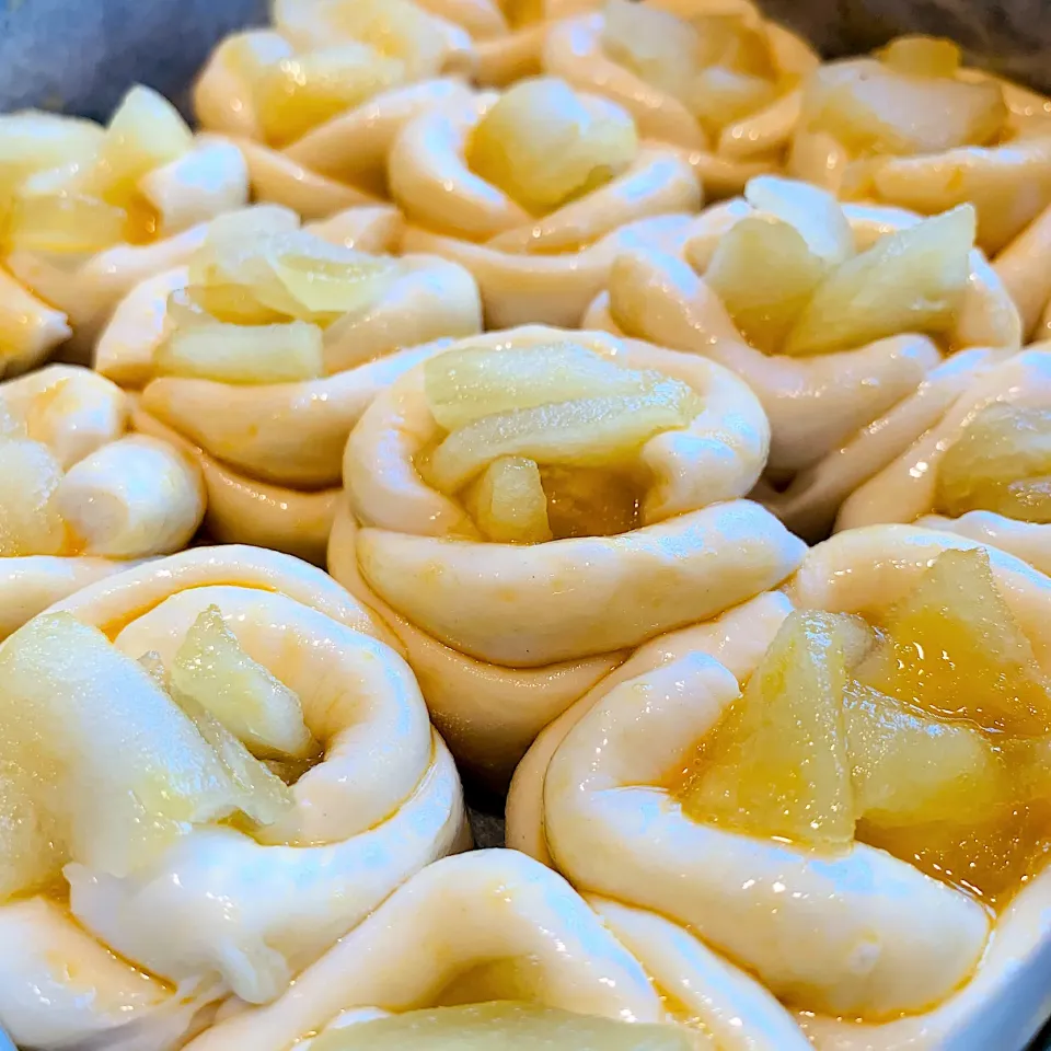 Snapdishの料理写真:薔薇りんごパン焼きまーす🍎|いちごさん