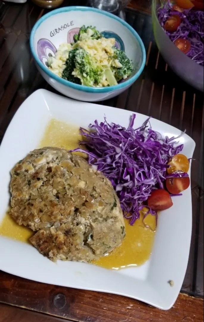 奥様料理☺️豆腐&挽肉ハンバーグとサラダ🥗|dai.noriさん