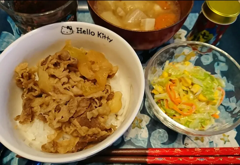 Snapdishの料理写真:吉野家の牛丼、コールスローサラダ、豚汁のお昼ごはん🎵
シュトママ手作りコールスローは、シャキシャキだ❗|しまだ ちえこさん