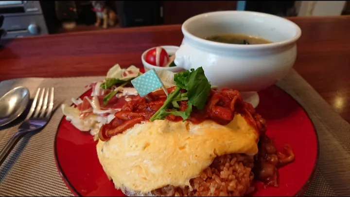 大人のお子様ランチ🍴
ガーリック挽き肉トマトソースライスにデミグラスソースのオムライス♥️|Jay20170327さん