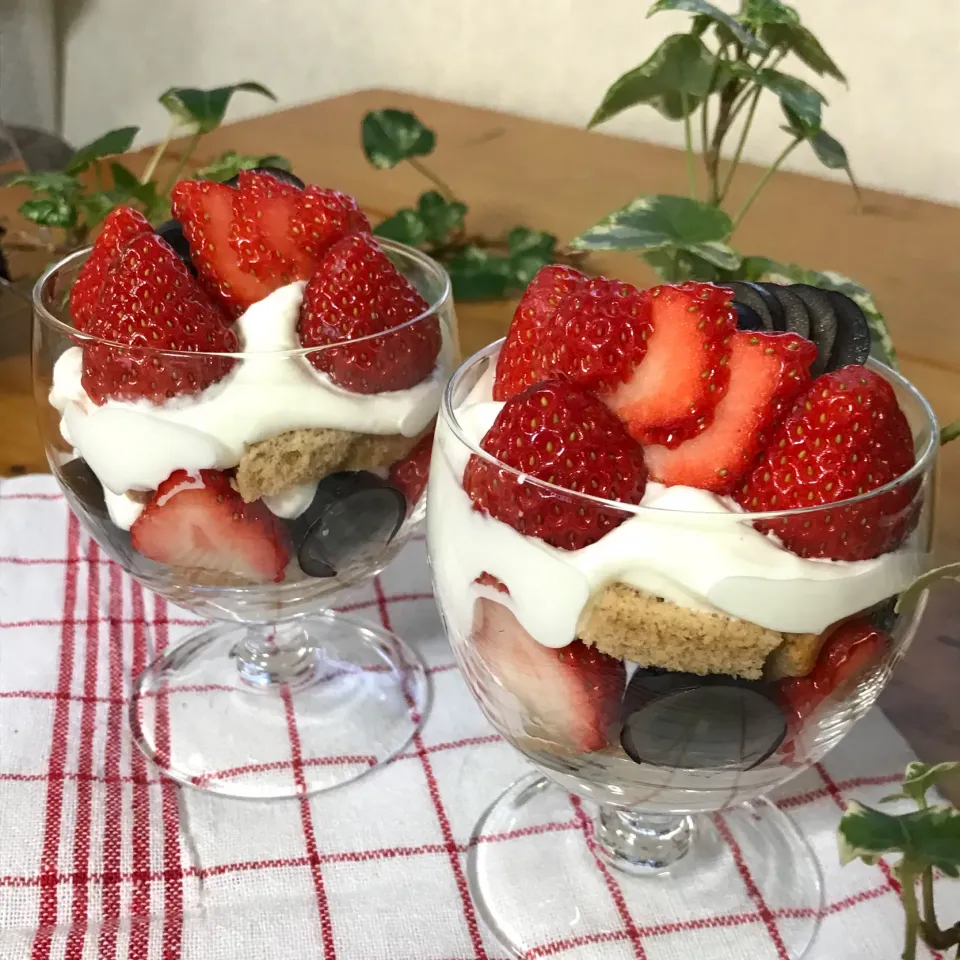 🍓今日のオヤツは　台湾カステラの切れ端でトライフルみたいな　いちごパフェ🍓|Hollyさん