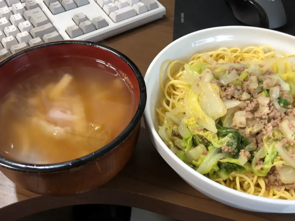 Snapdishの料理写真:白菜と挽肉のパスタ・キムチ野菜スープ|a-parkさん