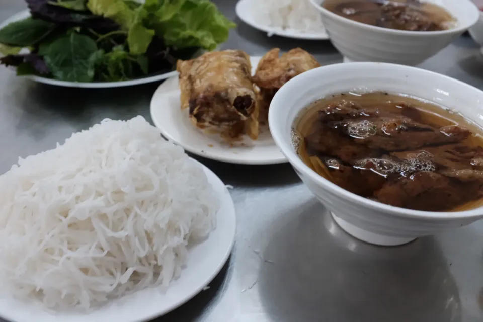 フォー　つけ麺タイプ。揚げ春巻きもスープに浸けて食べる|織友さん