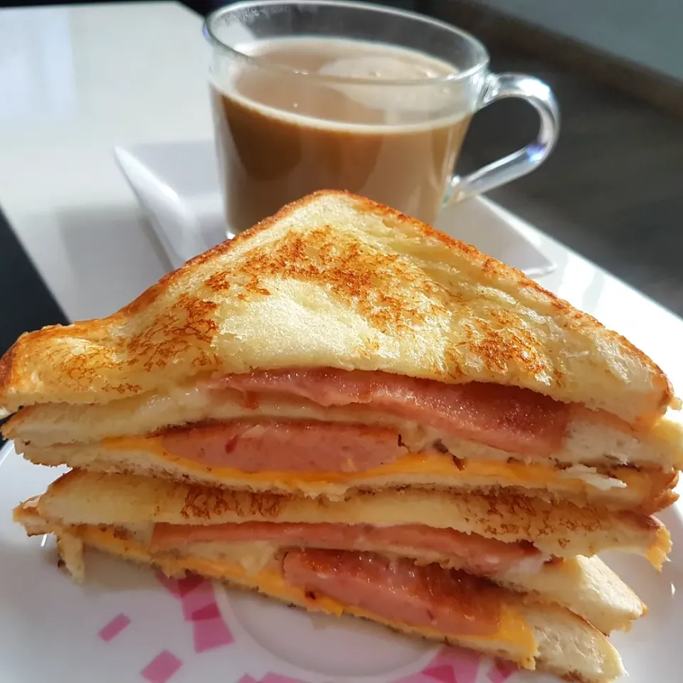 Coffee time: Luncheon meat cheddar cheese sandwich with Coffee 😋😍
12.1.2020|🌷lynnlicious🌷さん