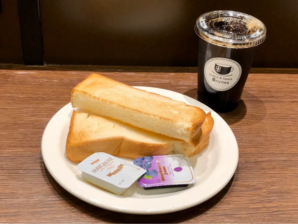 Snapdishの料理写真:エイトリッチーズコーヒーでアイスコーヒーとトースト|ddr3rdmixさん