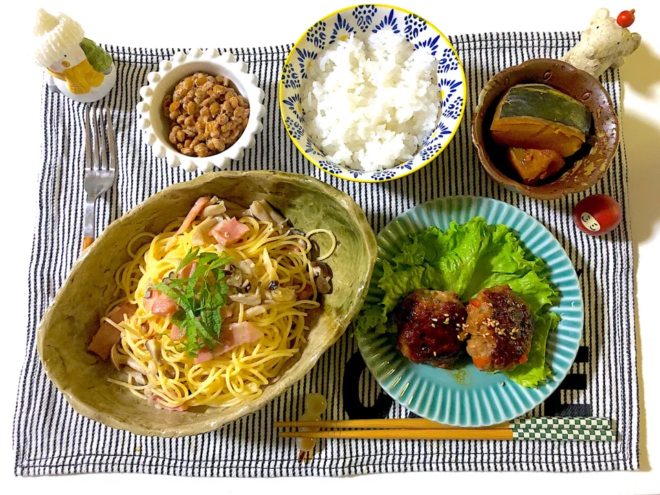 きのことベーコンの塩麹パスタ、かぼちゃの煮物、パプリカとピーマンの彩り和風ハンバーグ、納豆|syamさん