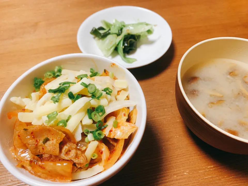 Snapdishの料理写真:豚キムチーズ丼/キャベツとわかめのナムル|ゆーりさん