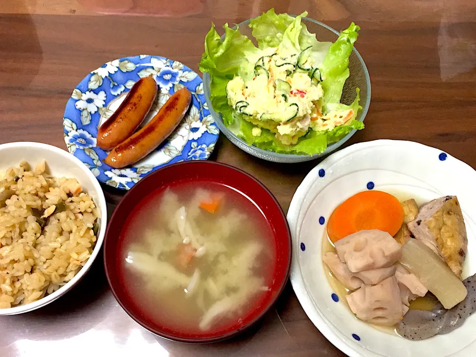 根菜ときのこの味噌汁 煮物 ポテトサラダ 鮭と舞茸ごぼうの炊き込みご飯|おさむん17さん