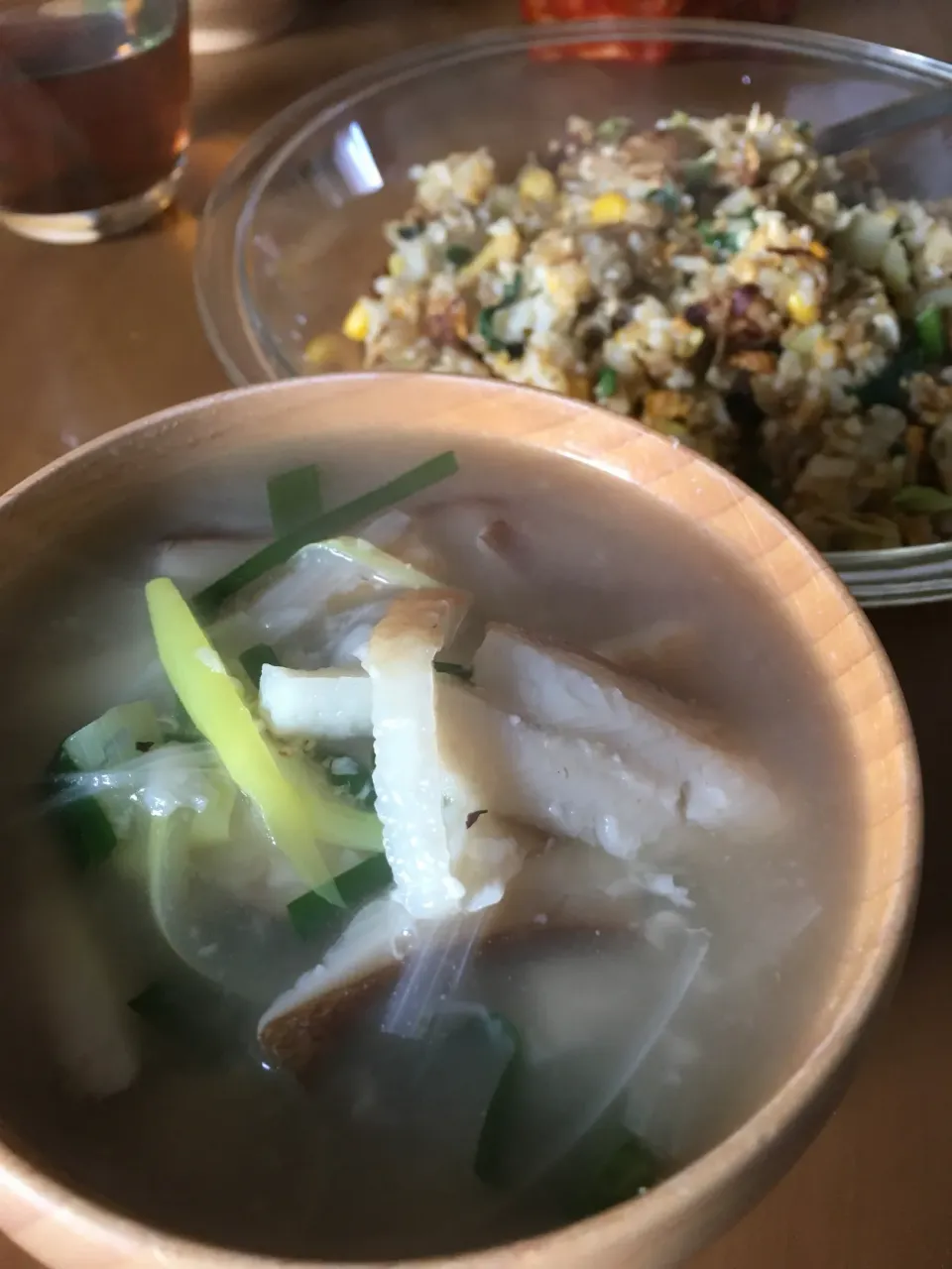 Snapdishの料理写真:お昼ご飯の余り物ぶっこみ炒飯とお野菜たくさんスープ(*´ｰ｀)ゞ|さくたえさん