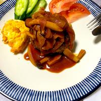 ハンバーグの茸ソースがけ