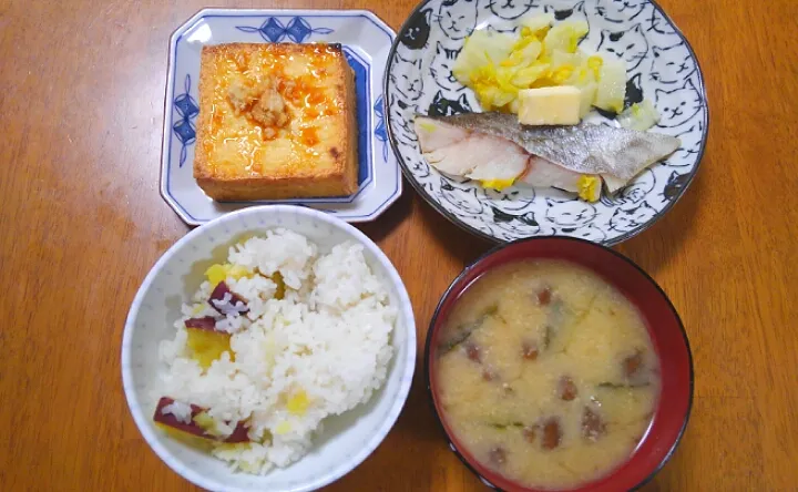 Snapdishの料理写真:１２月２０日　さつまいもご飯　鰆と白菜のレンジ蒸し　厚揚げ　わかめとなめこのお味噌汁|いもこ。さん