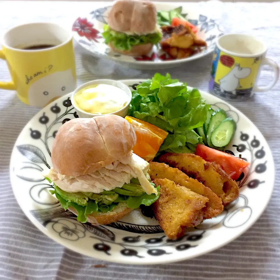 チキンアボカドサンドとフレンチトーストの朝ごパン|ゆかりさん