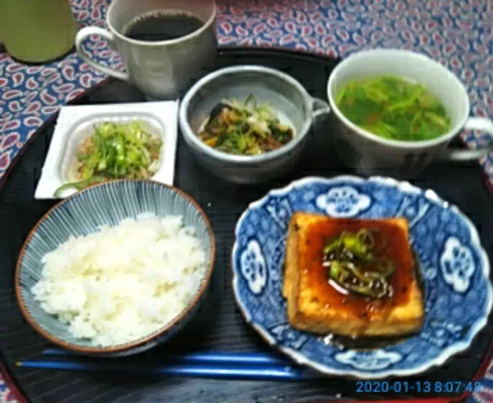 よねばーばの朝ごはん
昨夜、焼き肉だったので、
今朝はあっさり
あげ豆腐、芹の味噌汁、納豆、
鰹の漬け、ご飯、コーヒー、|yoneばーばさん