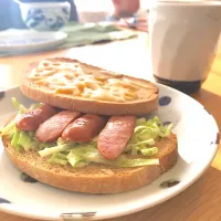 ウインナーのサンドイッチとコーヒー|しゅうとうさんさん