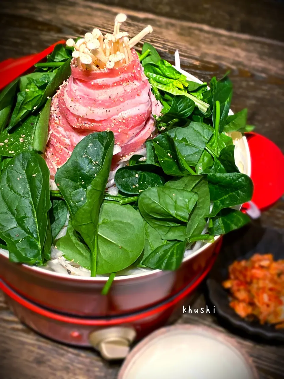 もやしいっぱい🤣白菜敷き詰め🤣　　　　　　　　での〜肉タワー🥓鍋🍲〜　　　　　　　　　〆はラーメン🍜で♬|KOZUEさん