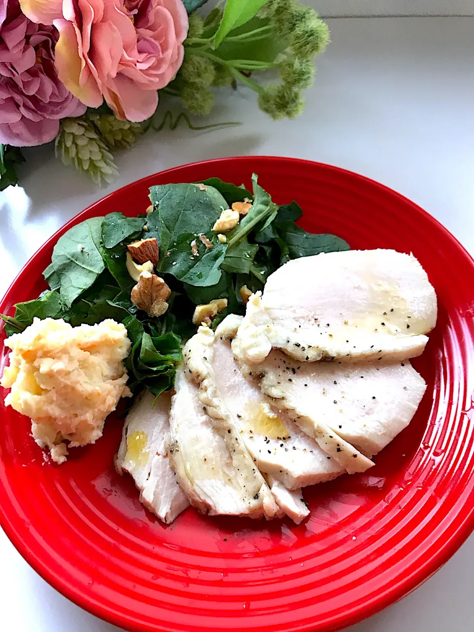 チキンハムのサラダプレート🥗🍴自家製ルッコラ🥬とポテトサラダを添えて🌈|めぐぐさん