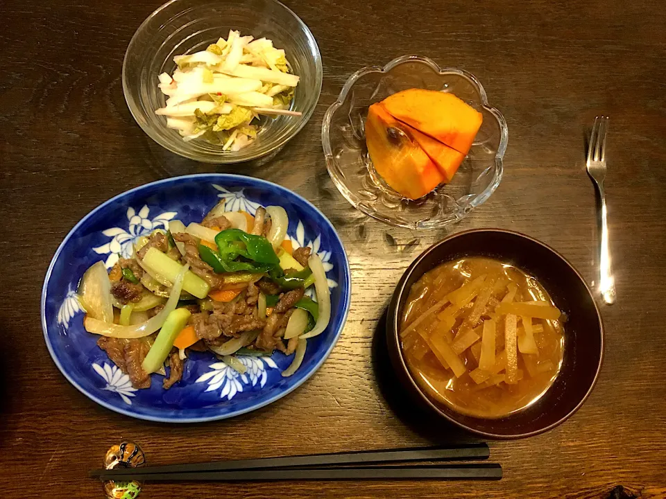 野菜炒め、白菜と生姜の酢漬け、大根のお味噌汁、柿|カドラさん