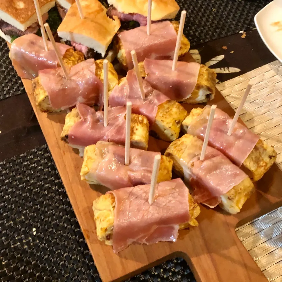 ドライトマト入り卵焼きのハモンセラーノ巻き焼き　　　　　　　　　Jamon serrano rolled egg with dried tomatoes|マユマユさん