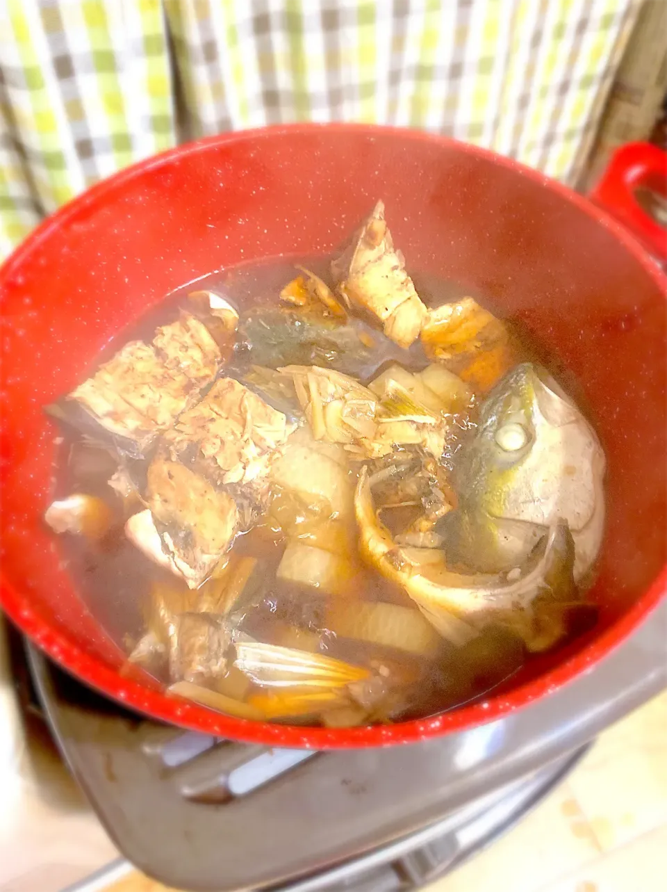 昨晩釣り仲間から頂いたツバスを捌き、アラで大根を煮付け中♬身は照り焼きにでもしようかな。|パオパオあつこさん