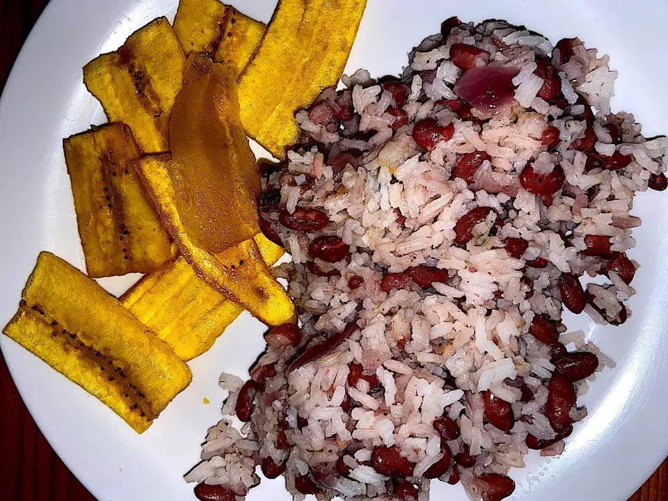 Snapdishの料理写真:Gallo pinto met platano maduro|Karlijn van der Hulstさん