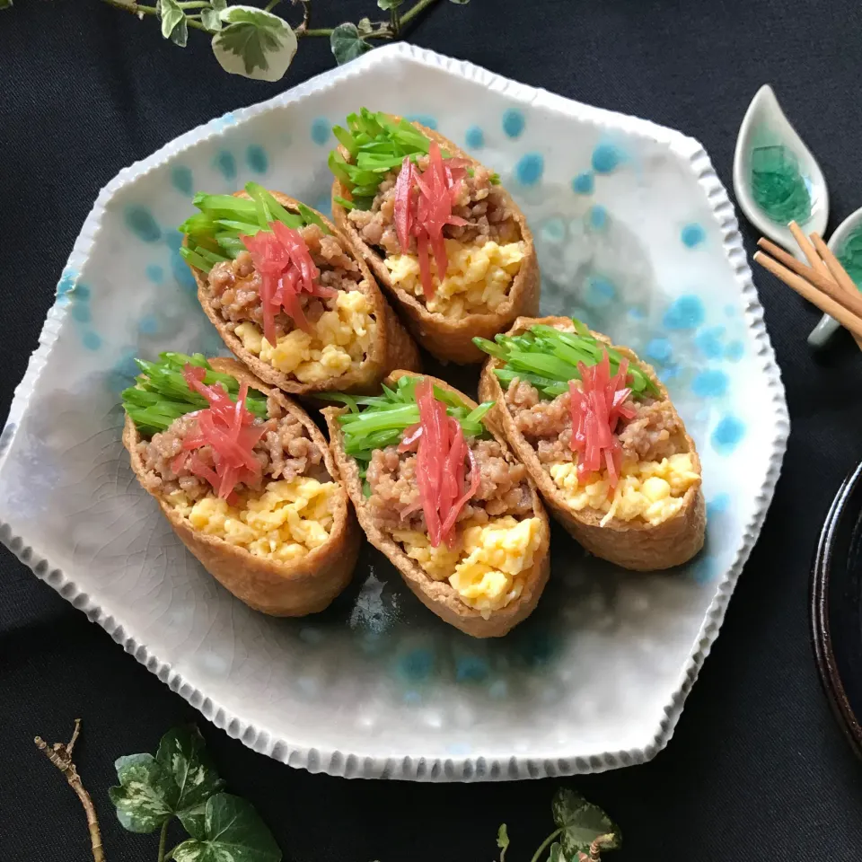 Snapdishの料理写真:🥢本当は鶏そぼろごはん🍚にするつもりだったけれど　ご馳走いなり寿司に変更❣️ 金平ごぼうも混ぜた酢飯で　鶏そぼろいなり🦊|Hollyさん