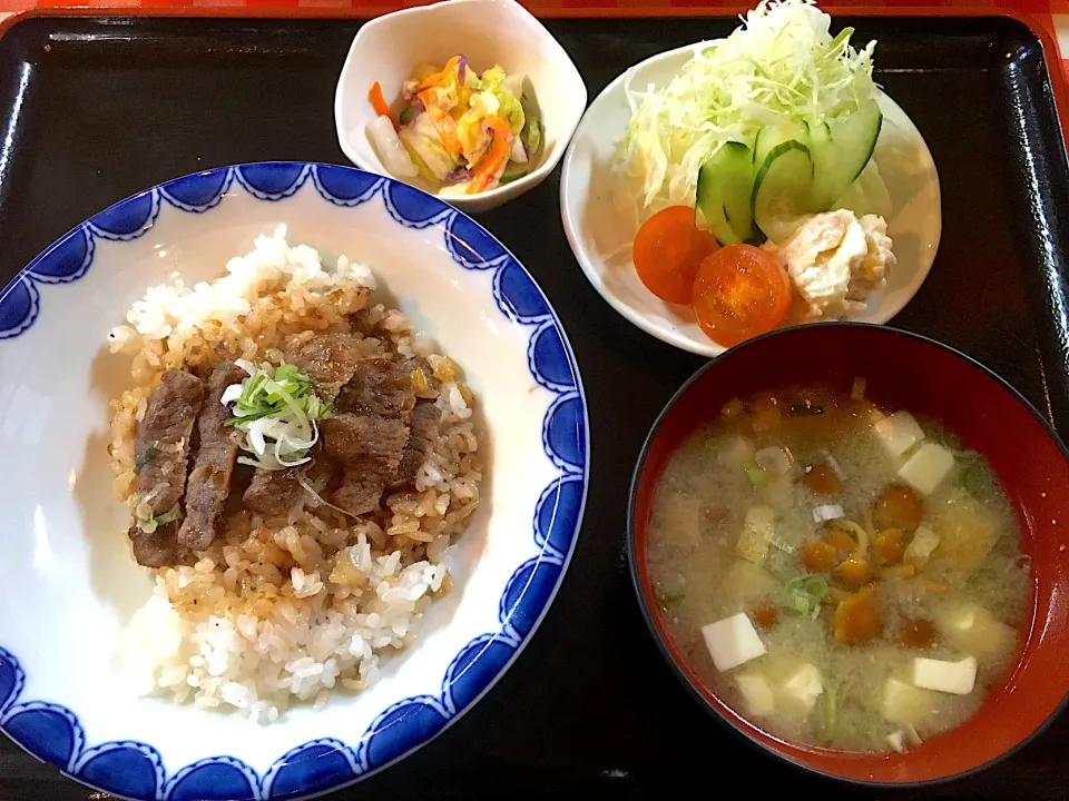 本日の賄い(1/12  あか牛ステーキ丼ハーフ💞)|かぴかぴさん