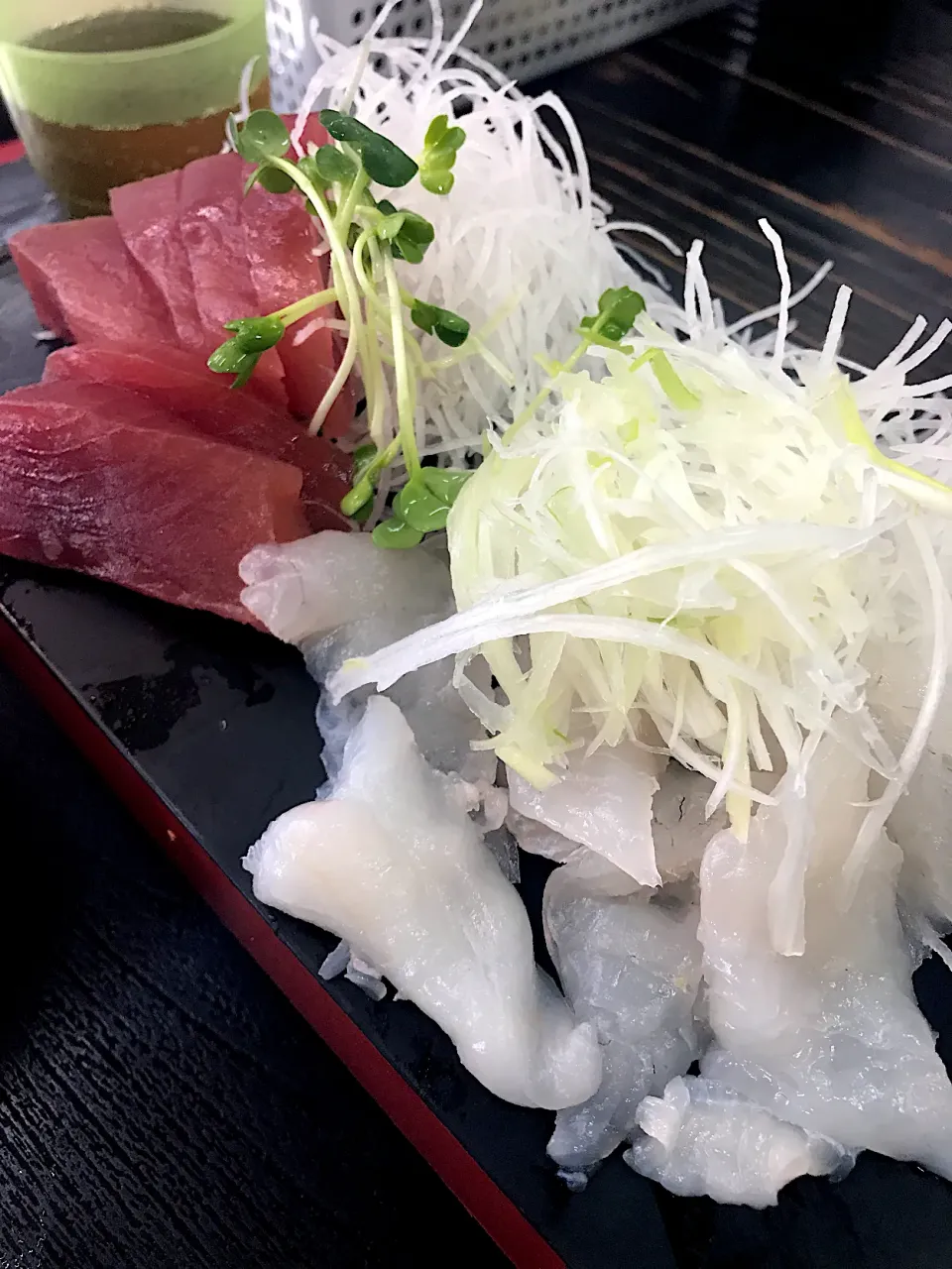 二色刺身盛り合わせ定食。今日はマグロと地物のヒラメ！|Tomyさん