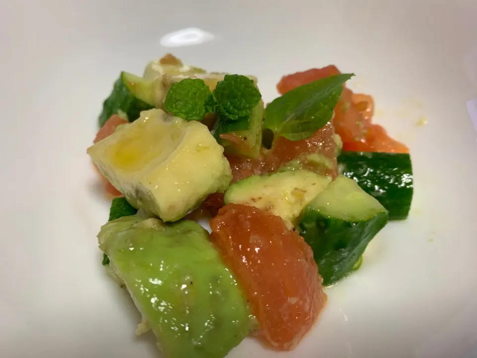 アボカド食べたくて！アボカドとトマトのサラダ！|お家でbar!さん
