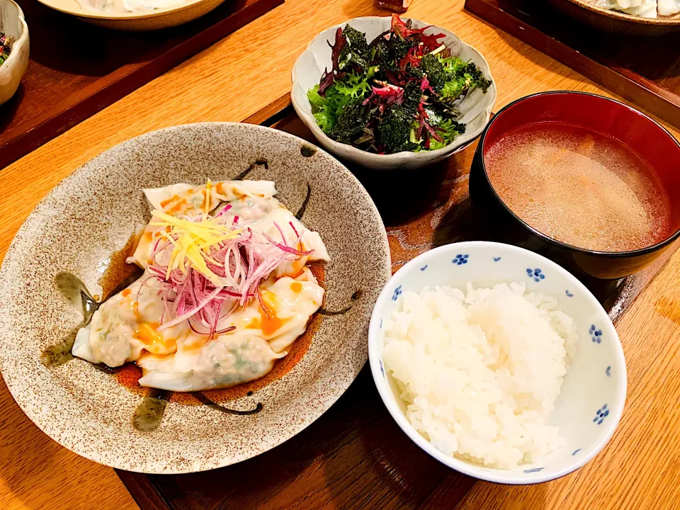 我が家の晩ごはん🍚茹でワンタン、チョレギサラダ、中華スープ|いちごさん