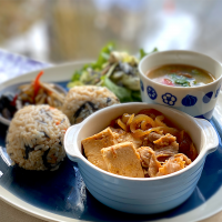 昼ごはん  肉豆腐＆ひじきとツナの炊き込みご飯にぎりプレート