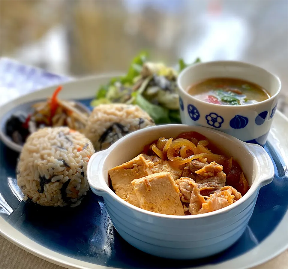 Snapdishの料理写真:昼ごはん  肉豆腐＆ひじきとツナの炊き込みご飯にぎりプレート|砂雪さん