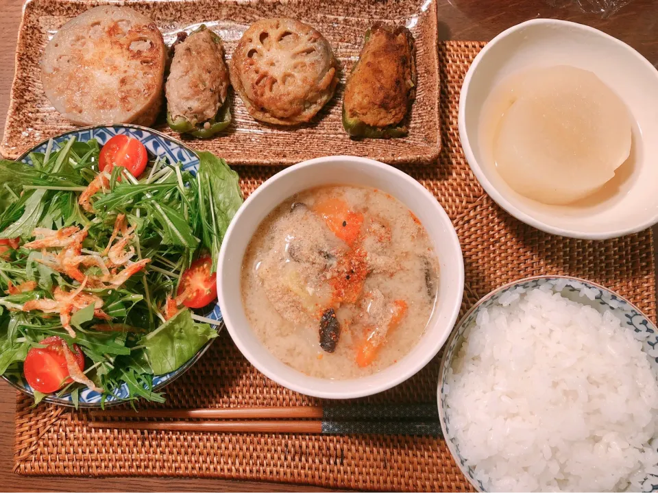 レンコンのはさみ焼きとピーマン肉詰めは基本とカレー味の2種、大根の煮物、水菜のサラダ、豚汁|taka-chanさん