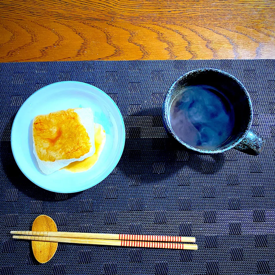 Snapdishの料理写真:8日の朝ごはん。焼きもちと麦茶|yakinasuさん