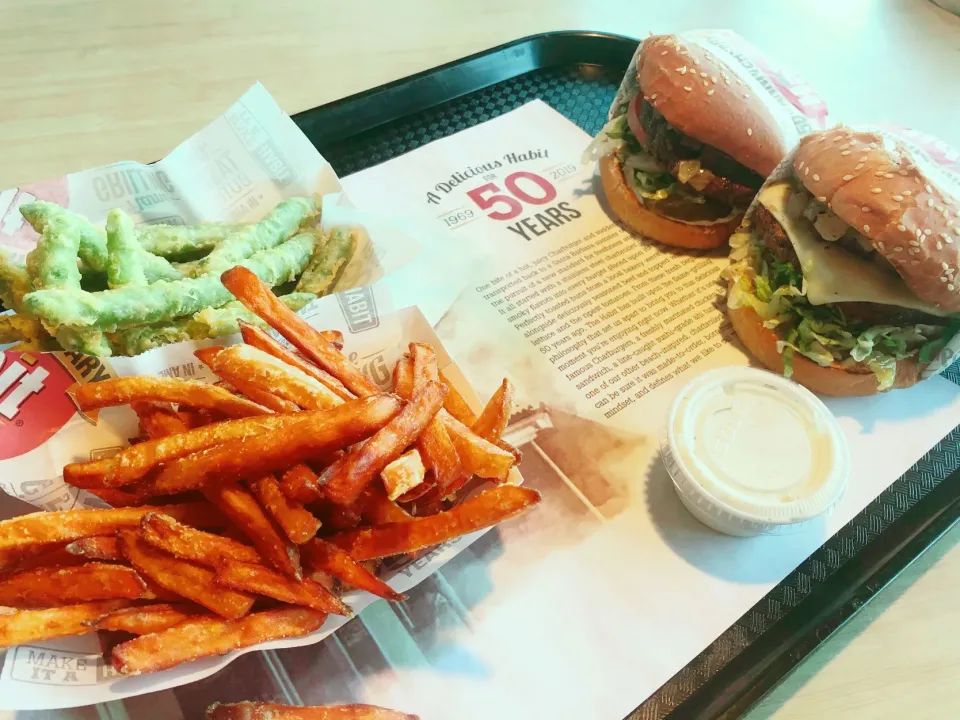 Char Burger, Teriyaki Char Burger, Sweet Potato Fries & Tempura green beans🍔🍍🍠|Makigelinaさん