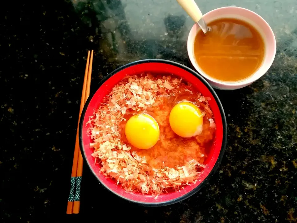 Snapdishの料理写真:カツオブシ玉子丼(ラッキーなダブル)、味噌ゴマダレとともに|Jhonny Yamashiroさん