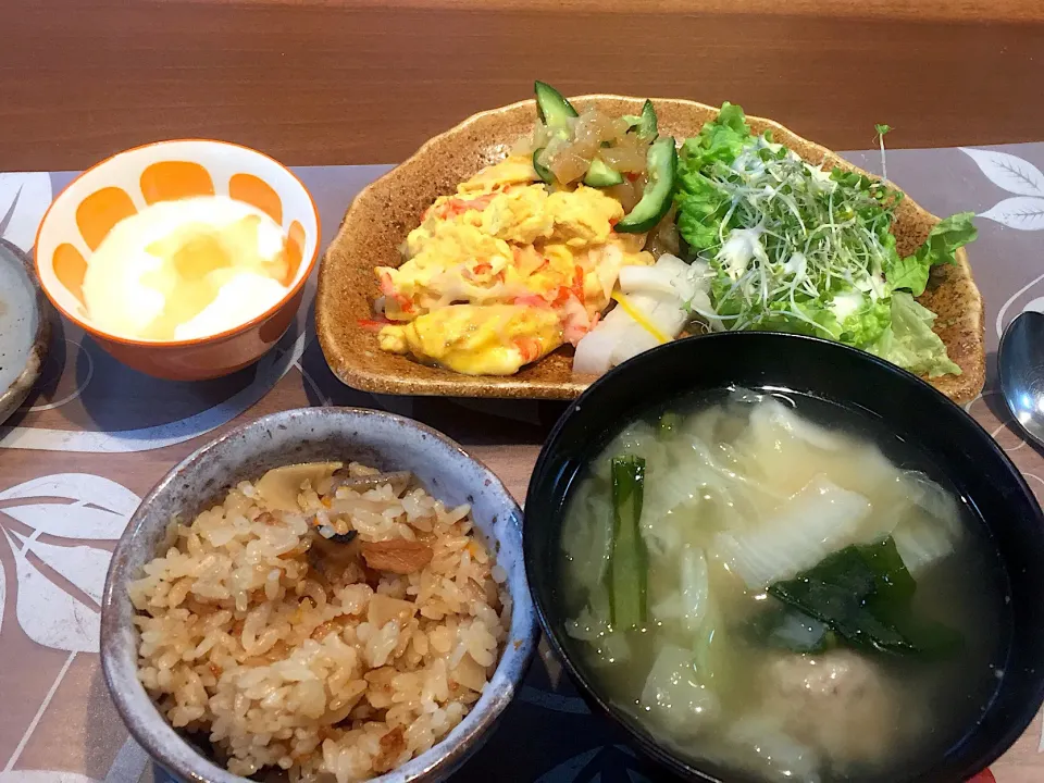 朝ごはん
炊き込みご飯、水餃子と肉団子と白菜と小松菜の味噌汁、サニーレタス、ブロッコリースーパースプラウト、カニカマ卵焼き、くらげきゅうり、蜂蜜入りヨーグルト|かよちゃんさん