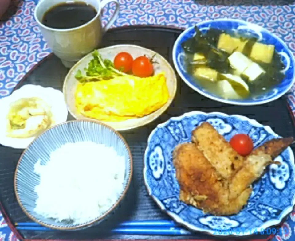 よねばーばの朝ごはん
わかめスープ
玉子焼き
白菜の浅漬け
鶏手羽先唐揚げご飯、コーヒー|yoneばーばさん