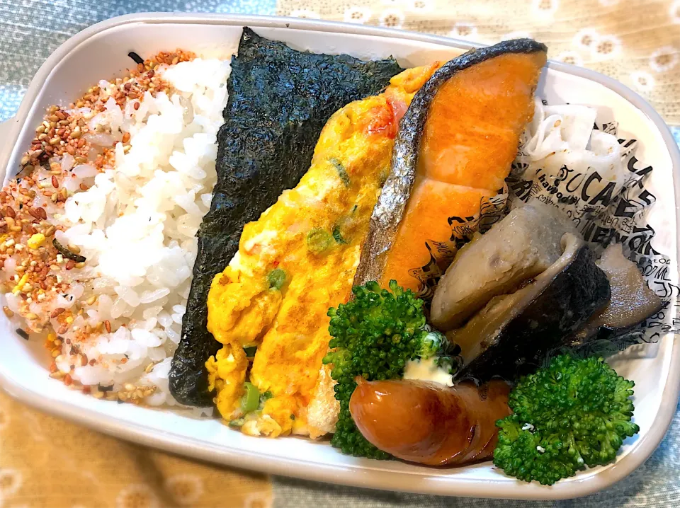 サラ弁　　　　　　　　　　　　　　　　　　　　カニカマオムレツ　塩鮭　里芋と椎茸の煮物|じゅんさんさん