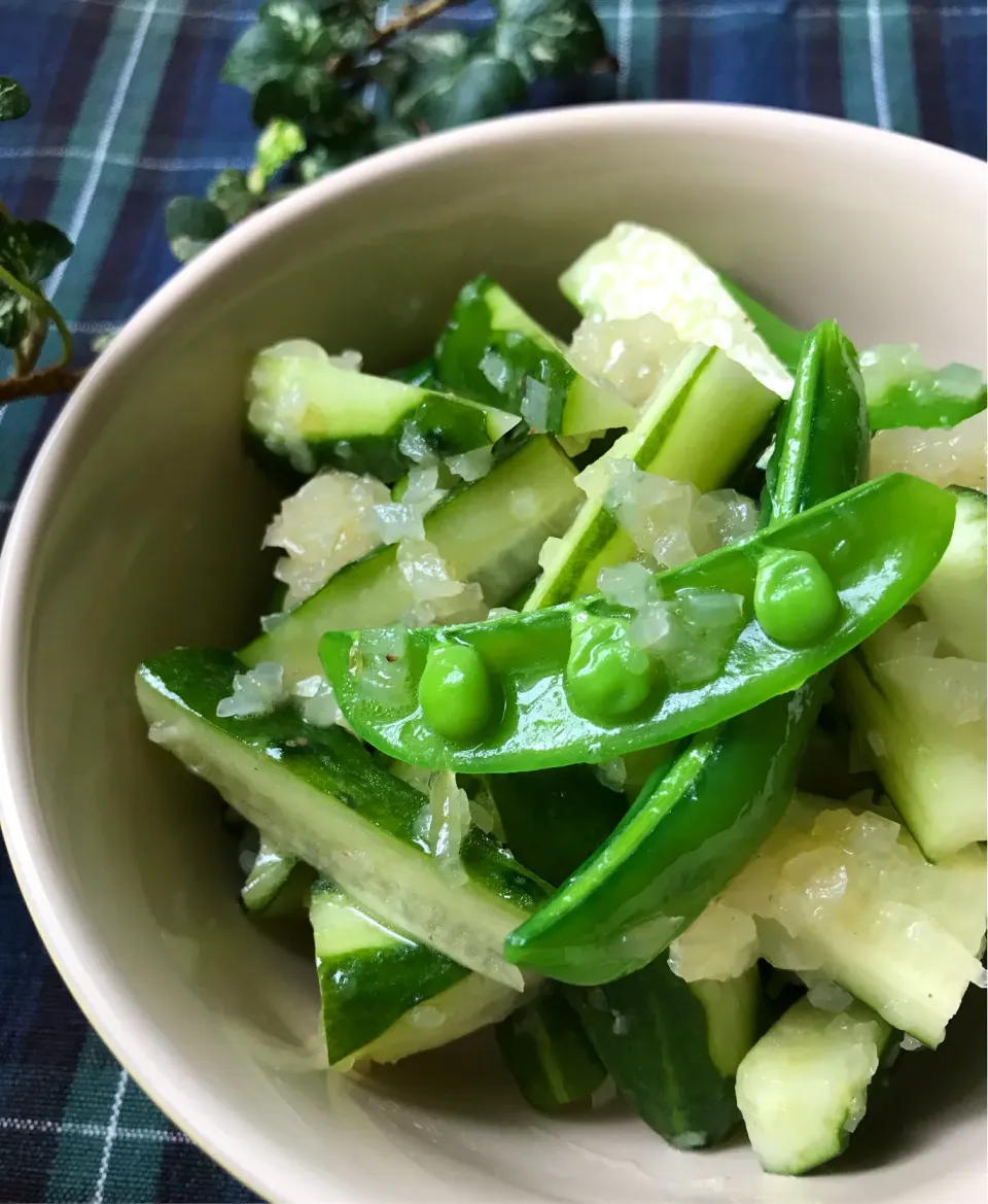 🥗今日のサラダは　胡瓜🥒とスナップエンドウの　オニオンドレッシング🧅　ドレッシングはみじん切り玉ねぎをチン！として簡単に。|Hollyさん